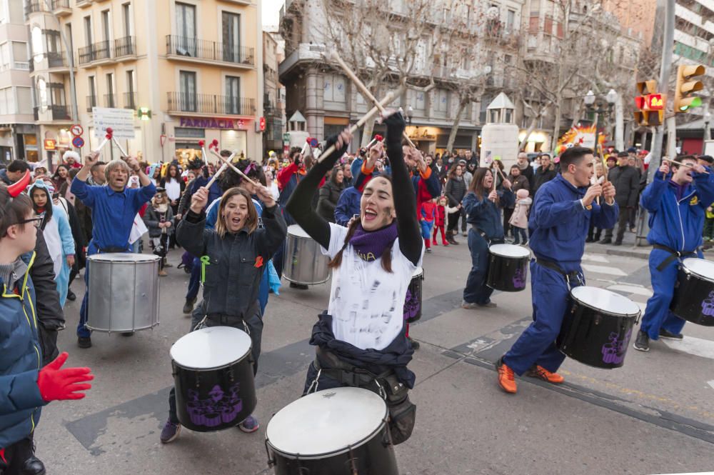 Cercavila de disfresses pel centre de Manresa