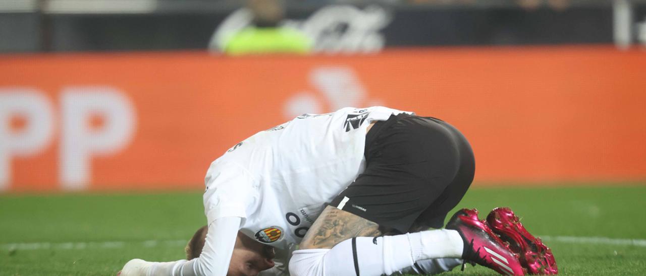 Samu Castillejo, en el suelo