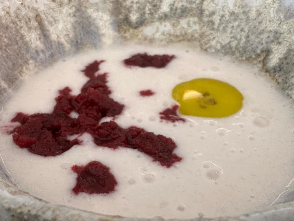 Sopa fría de chufa con arenque ahumado y granizado de cereza