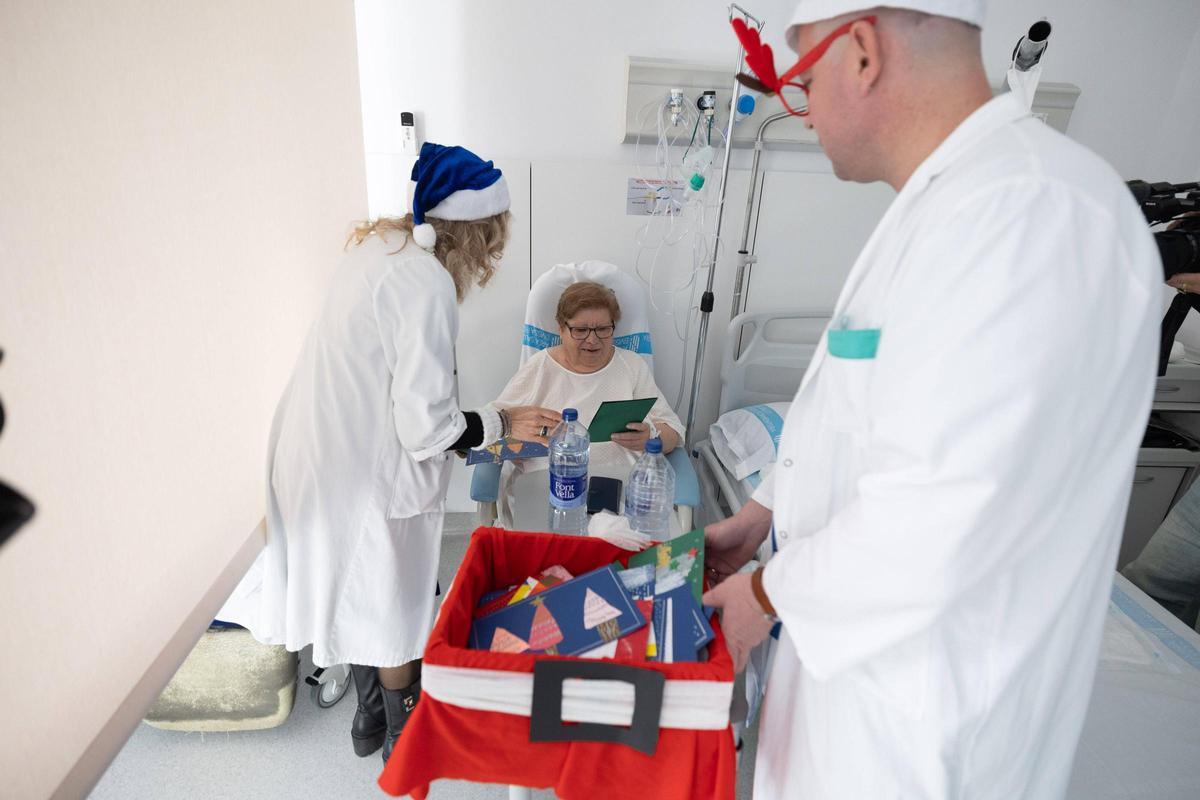 Imágenes de la entrega de felicitaciones navideñas a enfermos en el hospital Can Misses