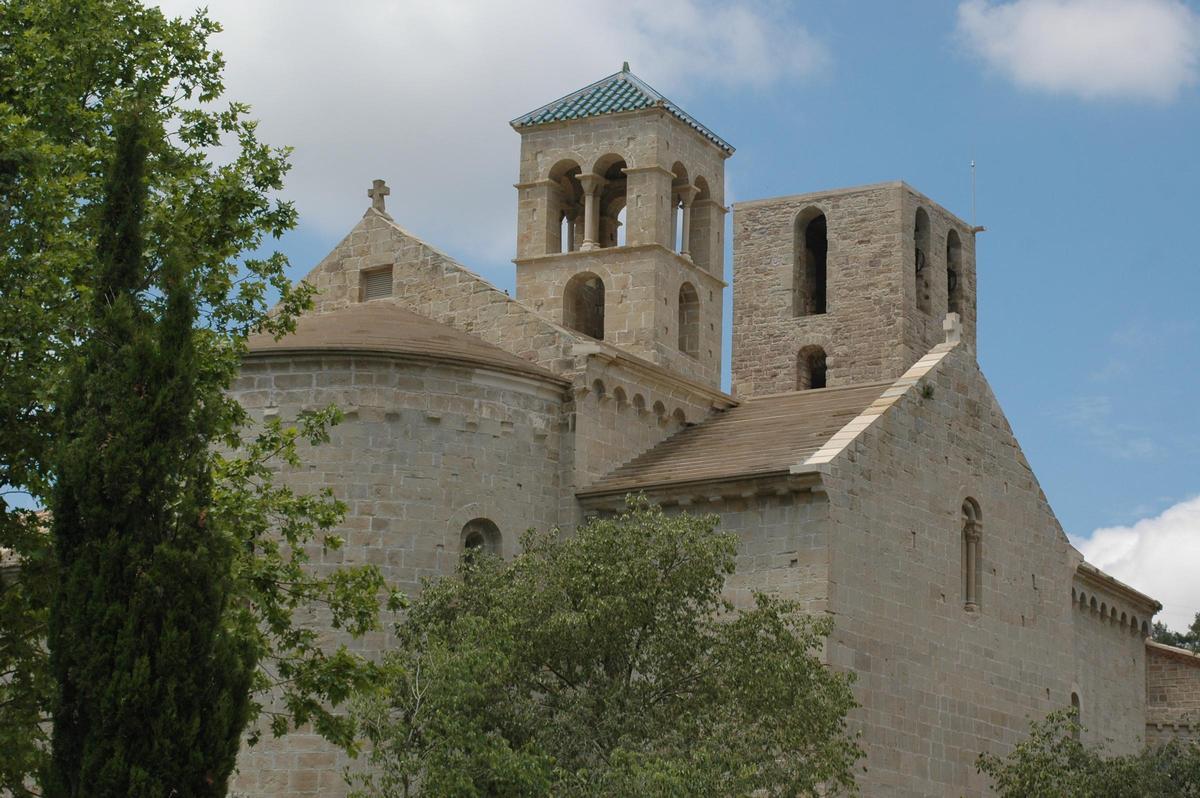 El Monestir de Sant Benet de Bages, amb els absis i el campanar
