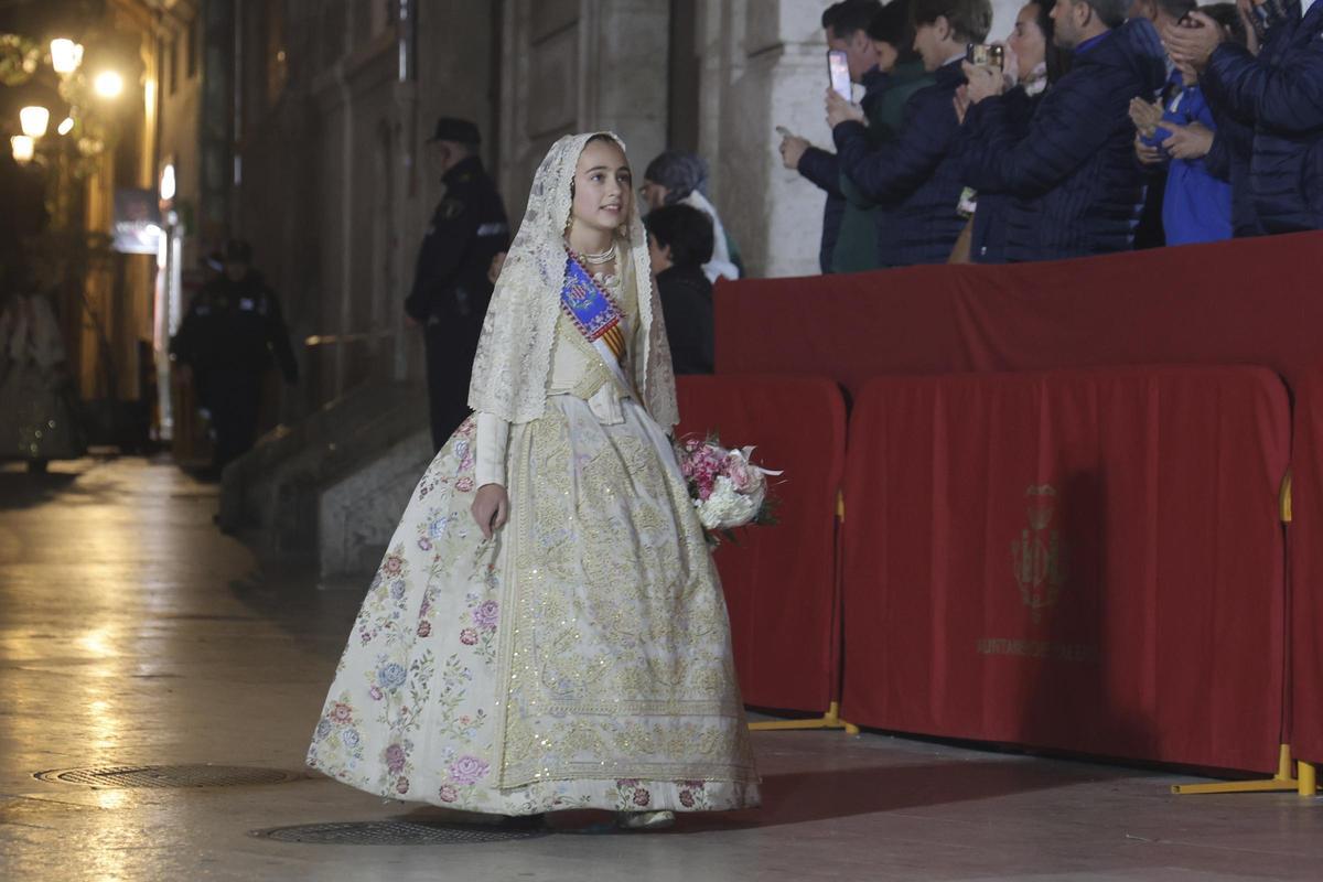 La emoción de Marta Mercader ante la Virgen cierra el primer día de la Ofrenda La emoción de Marta Mercader ante la Virgen cierra el primer día de la Ofrenda