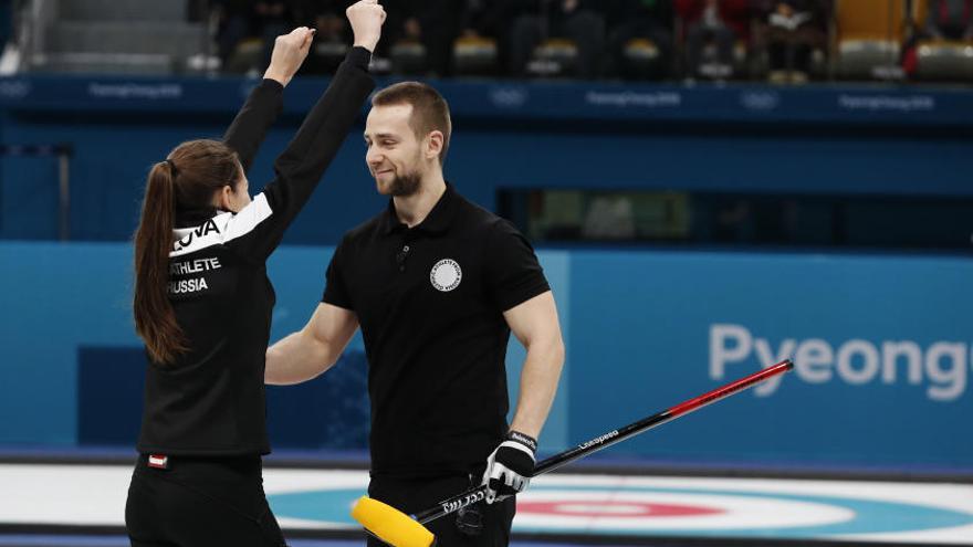 Krushelnitsky, medallista de bronce junto a su esposa en dobles mixto de curling