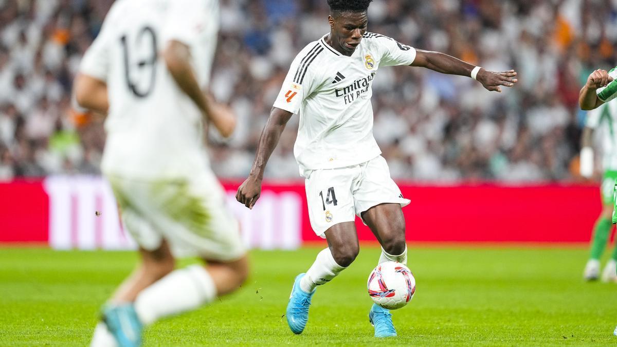 Tchouaméni, centrocampista del Real Madrid, ante Dani Ceballos, en el partido frente al Betis.