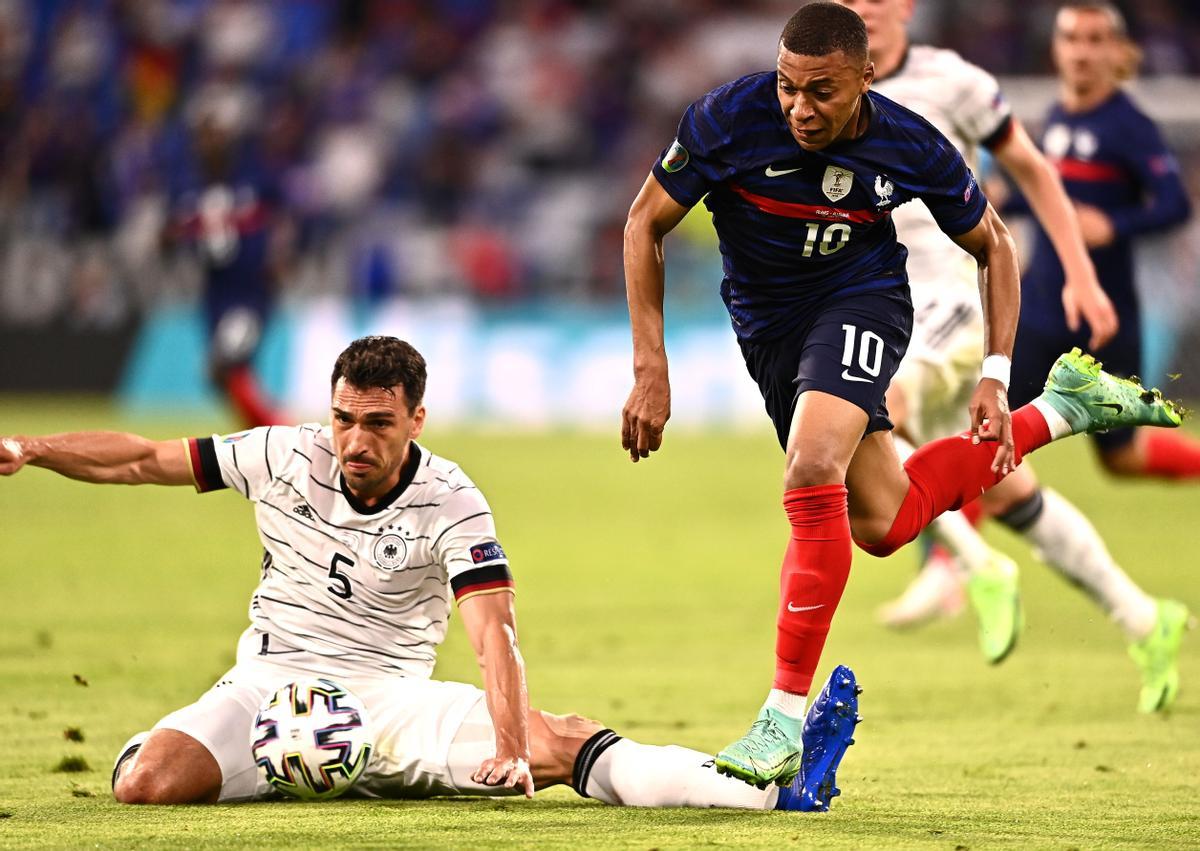 El francés Mbappé (d) intenta superar a Hummels en el partido ante Alemania.