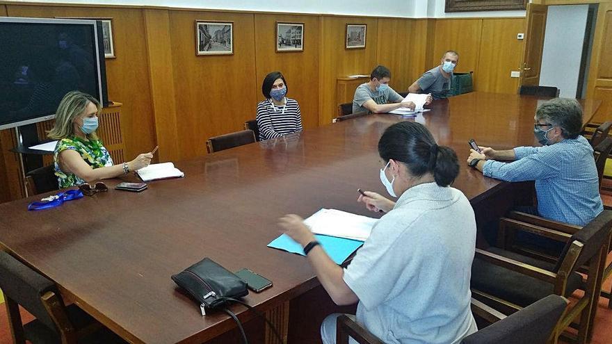 Imagen de la reunión celebrada ayer en el consistorio estradense.