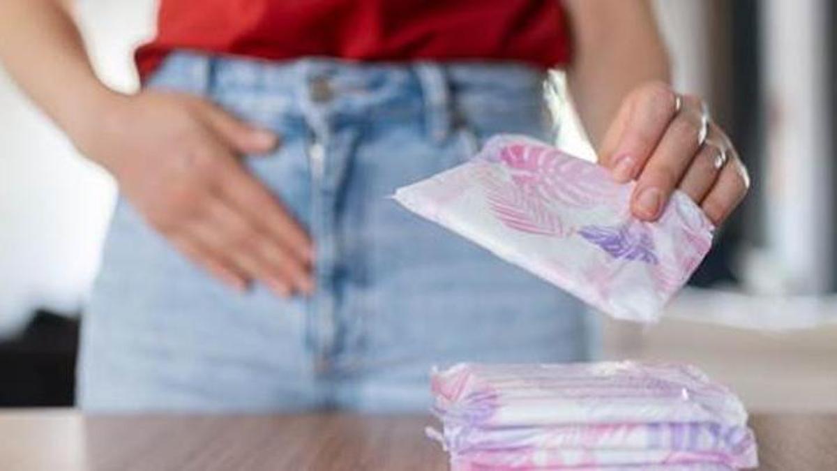 Una mujer ante compresas