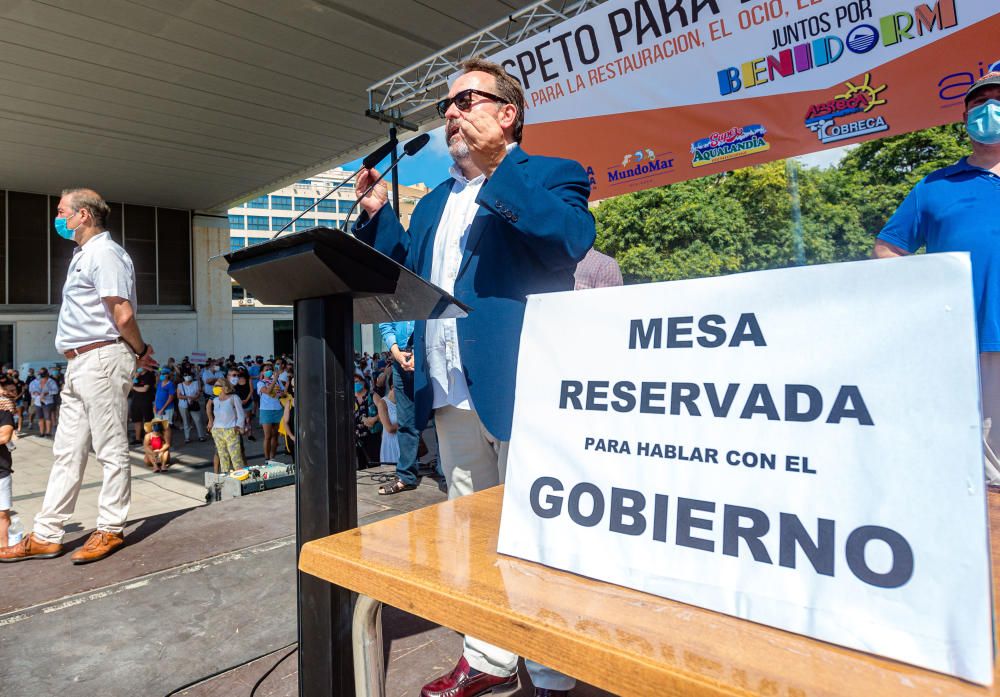 Más de 500 personas se manifiestan en Benidorm contra la decisión del cierre del ocio nocturno.