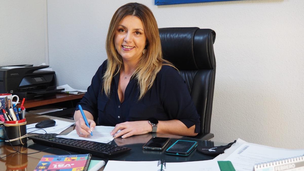 La alcaldesa de Miramar, Pilar Peiró, en su despacho