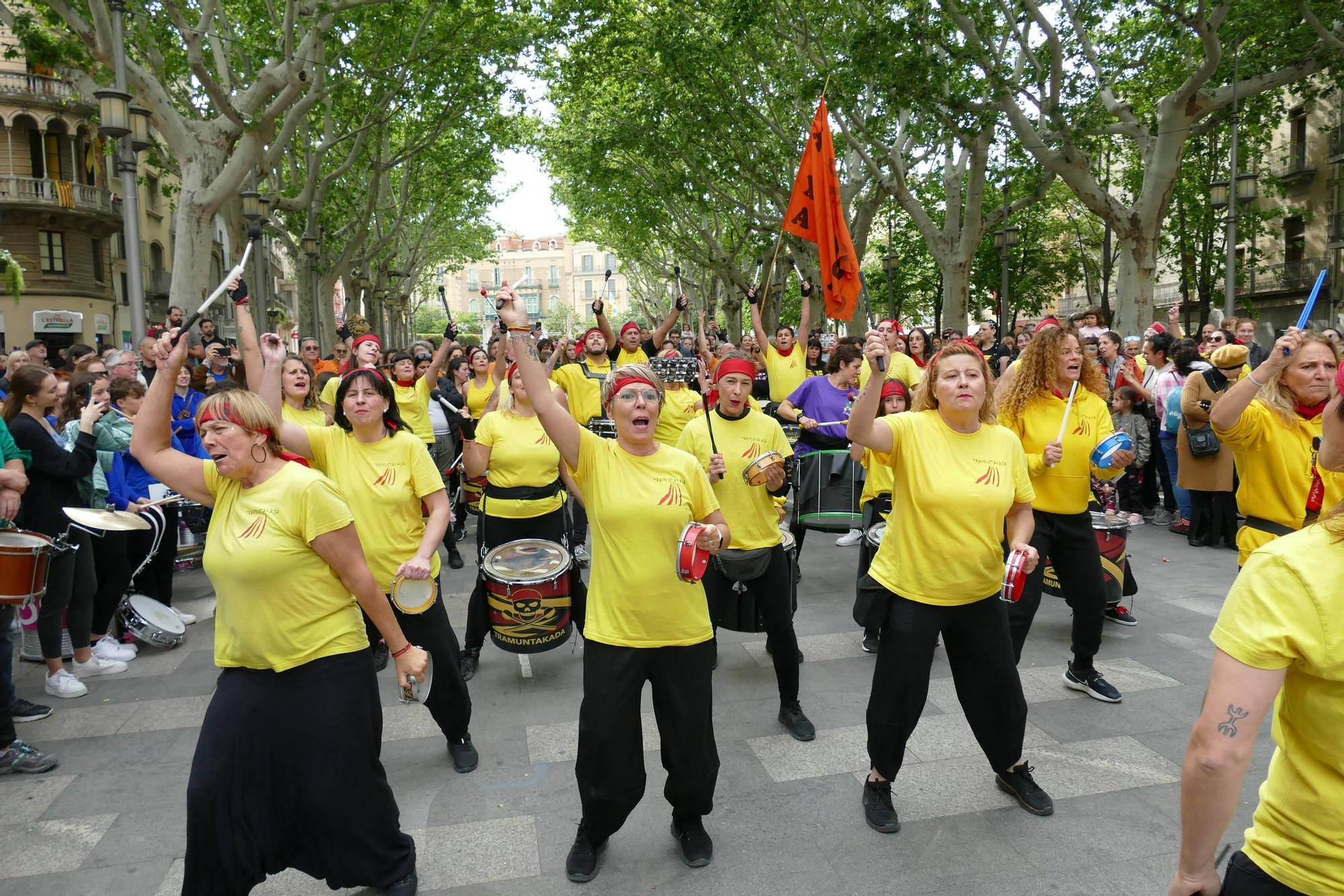 Figueres ressona amb una gran batucada de Santa Creu