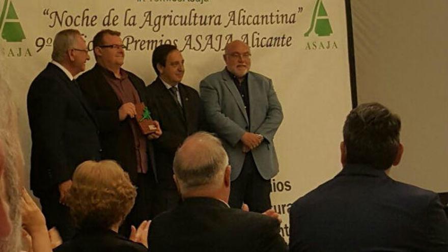 Juan Luís Gimeno Molina recogiendo el premio