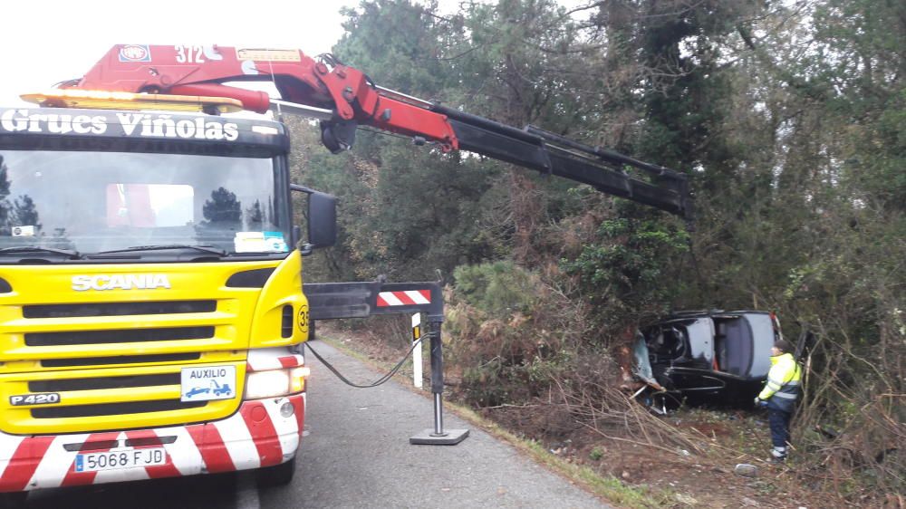 Estat en què ha quedat el cotxe que ha sortit de la carretera