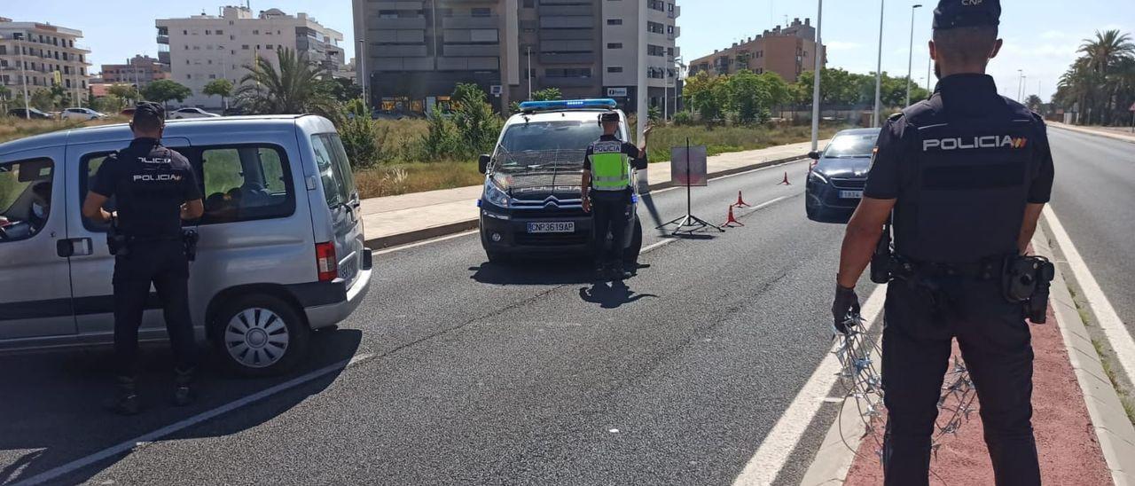 Control policial de la Policía Nacional en Elche.