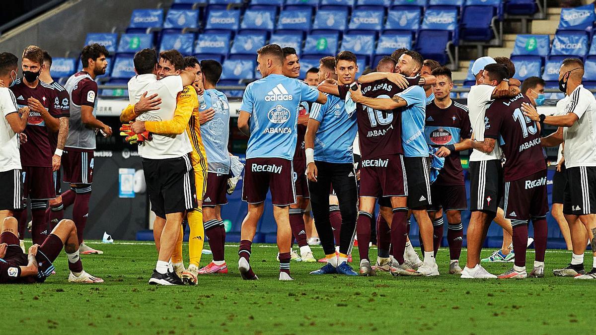 Los jugadores del Celta se abrazan tras el último partido en Cornellá. | // LOF