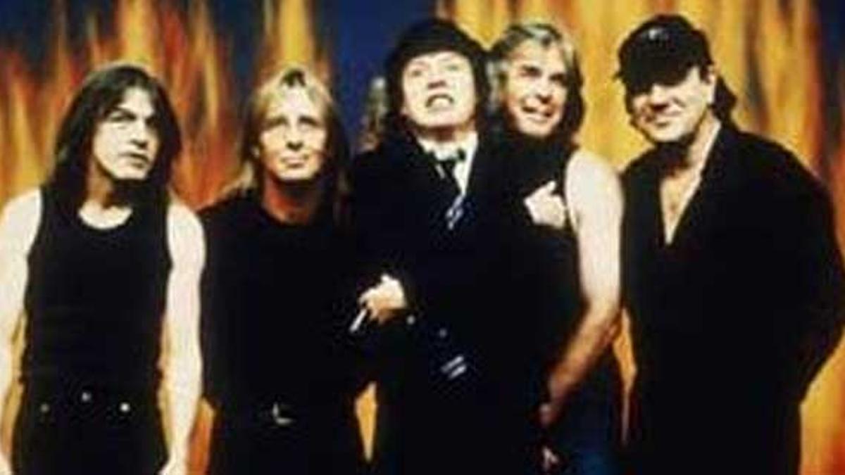 AC/CD lleva tres semanas en el nº1 con su Plug me in