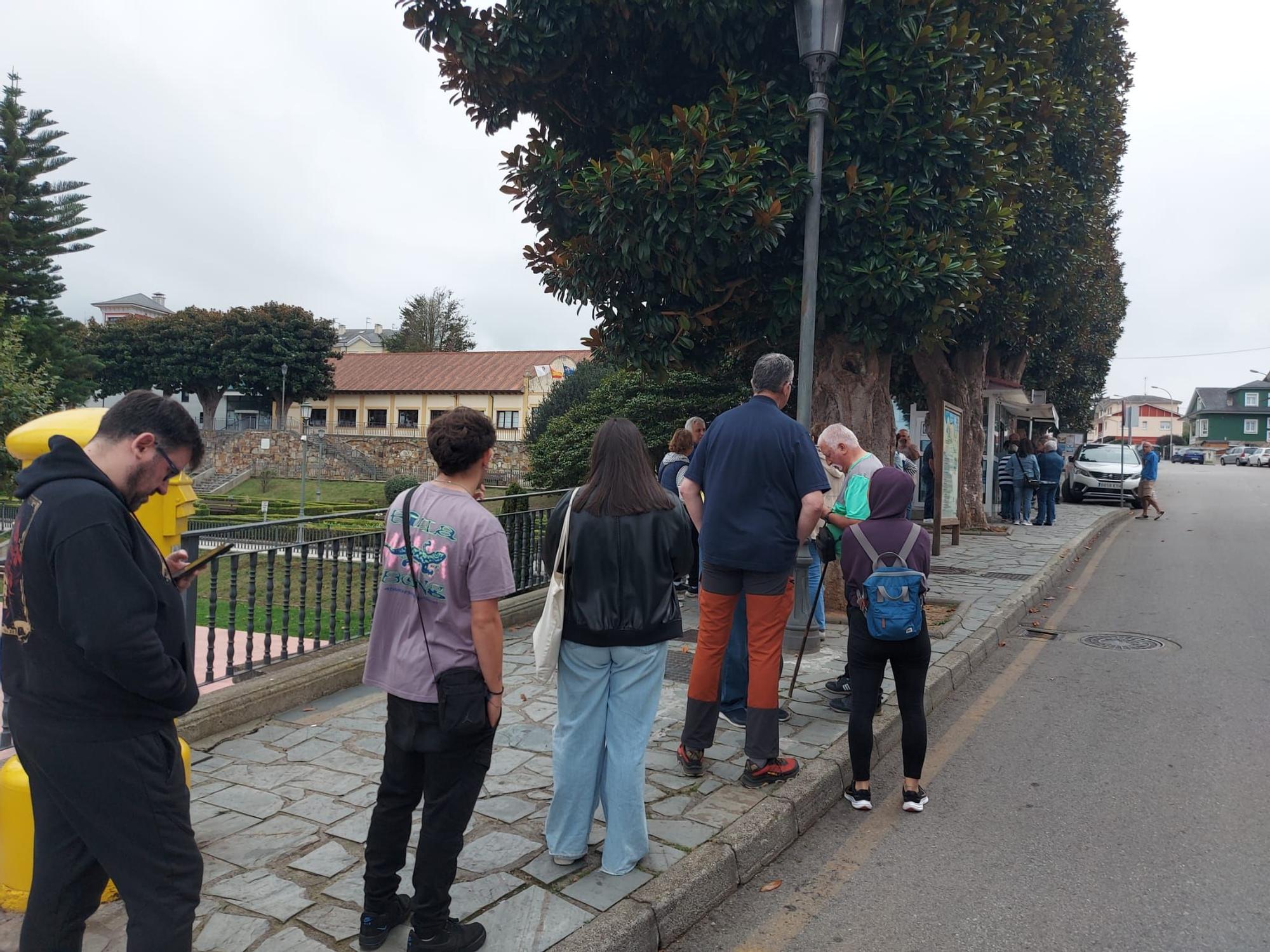 En imágenes: Colas en Puerto de Vega para conseguir una entrada para el partido de la Copa del Rey