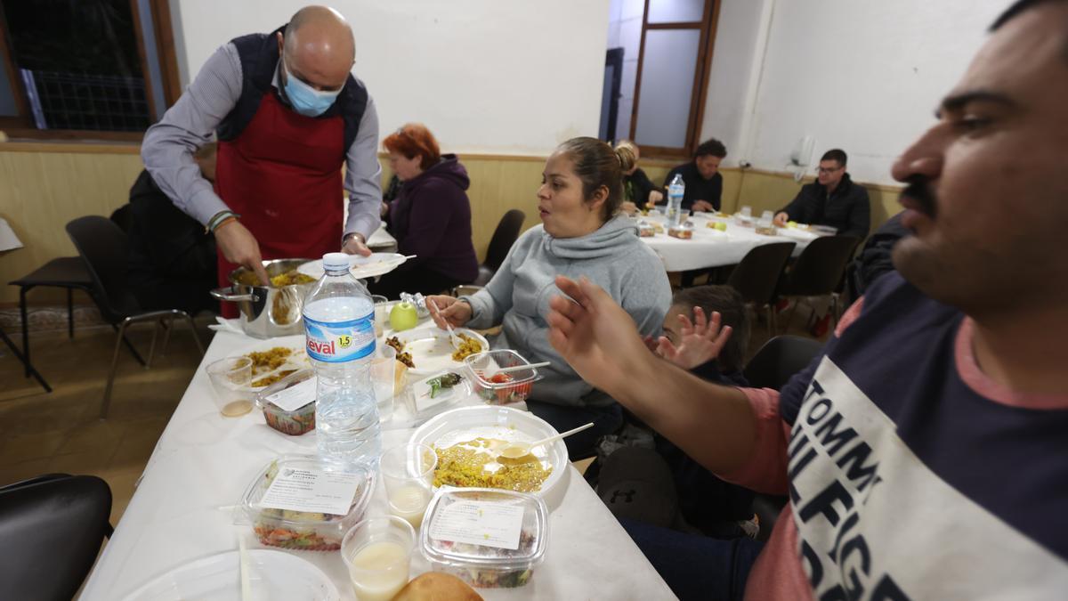 Exclusión social Alicante: los sintecho podrán cenar caliente y sentados