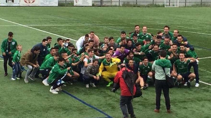 La expedición del Colloto celebra el ascenso en el campo Luis Oliver.