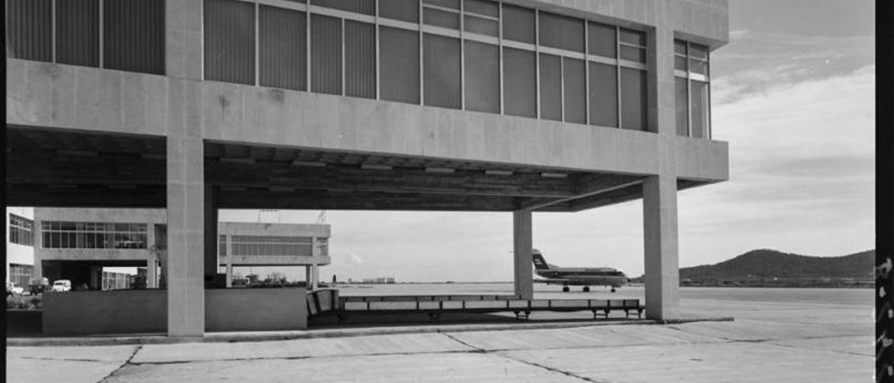 Exterior de la terminal chárter de Ibiza. Detalle del edificio para pasajeros que captó el 2 de marzo de 1973.  