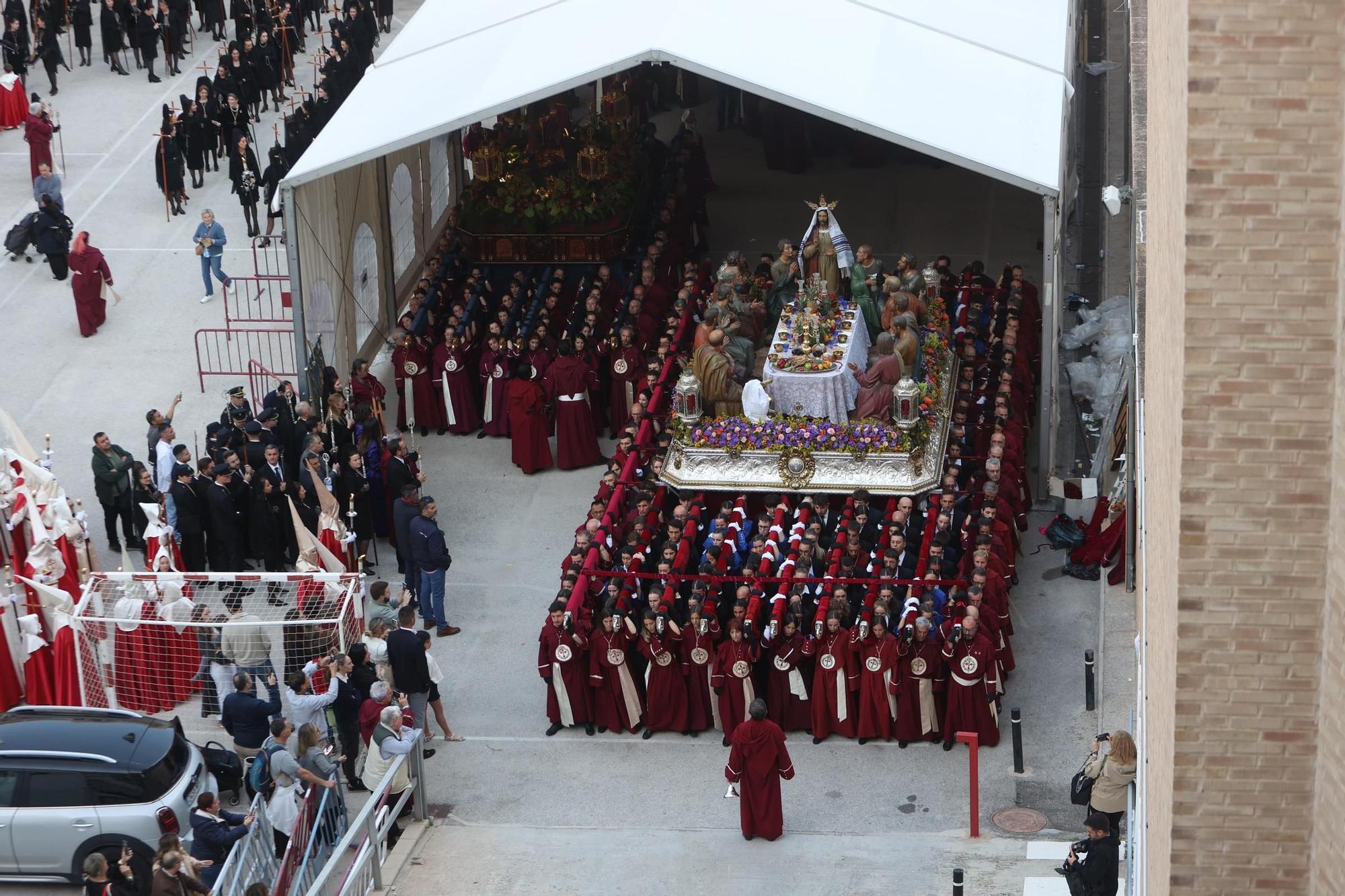 La Hermandad de la Santa Cena recorre las calles de Alicante este Jueves Santo