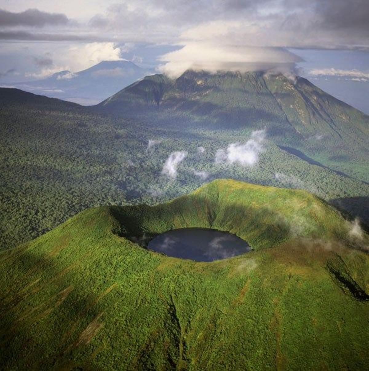 Vista aérea del Monte Visoke, un volcán extinto que pertenece a la cadena montañosa de las Montañas Virunga, en Ruanda.