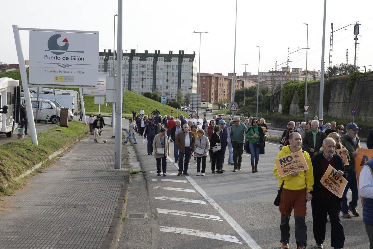 Nueva protesta vecinal en La Calzada contra el tráfico pesado (en imágenes)