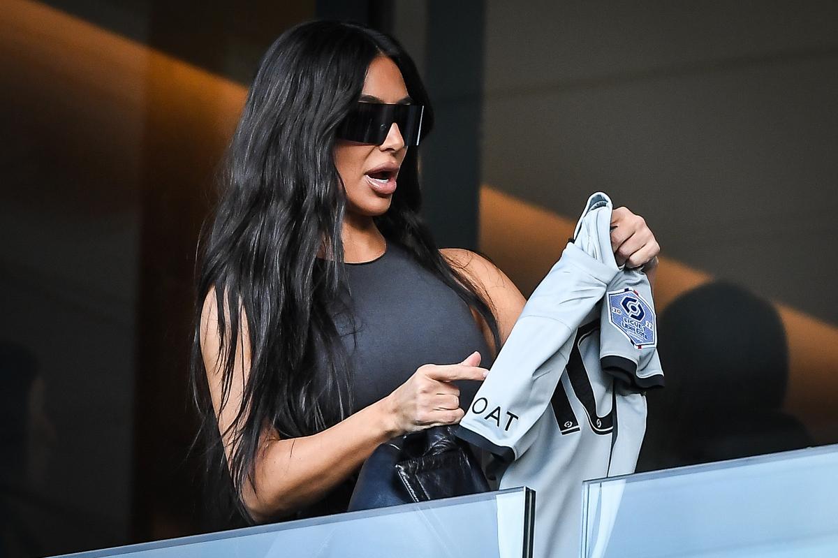 Kim Kardashian asiste al partido de fútbol de la L1 francesa entre el Paris Saint-Germain (PSG) y el Stade Rennais FC en el estadio Parc des Princes de París.