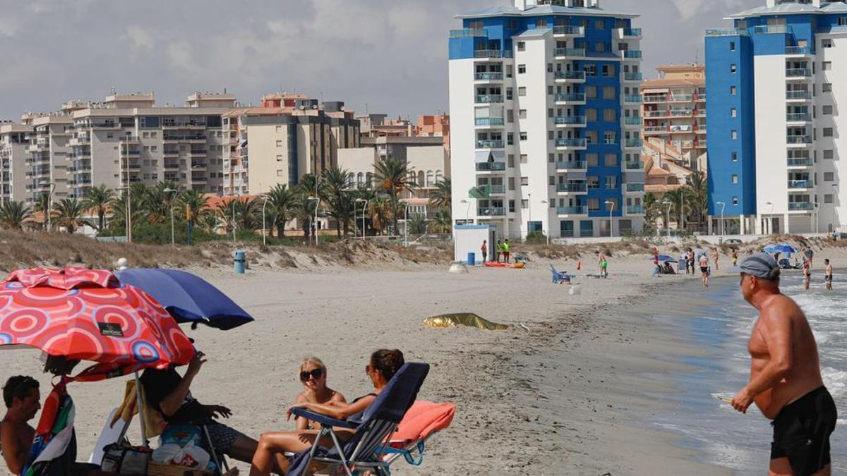 Un cuerpo de una persona migrante yace en una playa de la Comunitat Valenciana tras un naufragio.