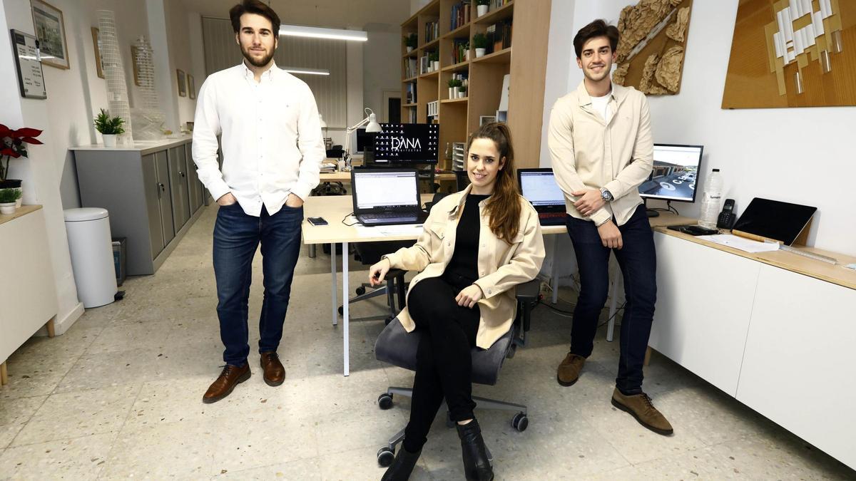 Ignacio Calvo, Ainhoa Iglesias y Álvaro Bermudo, en el estudio de DANA Arquitectos.