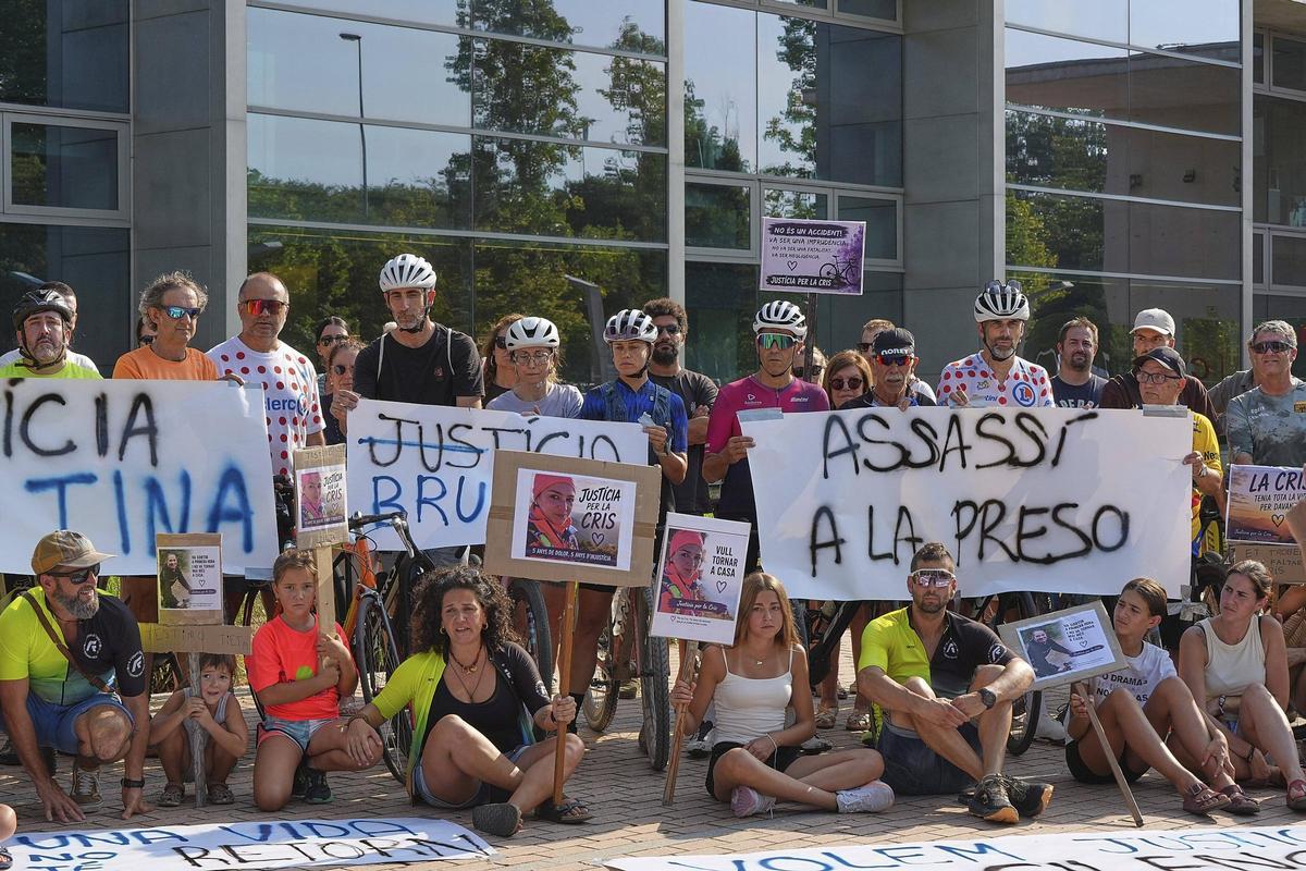 Les imatges de la concentració de rebuig a la condemna pel conductor que va matar una ciclista als Àngels