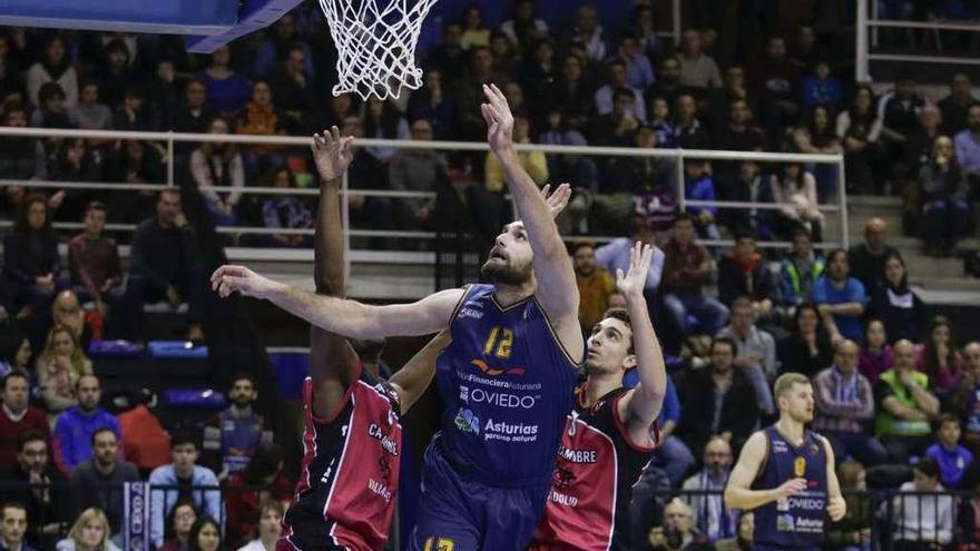 Óliver Arteaga encesta durante el partido ante el Valladolid, en Pumarín.