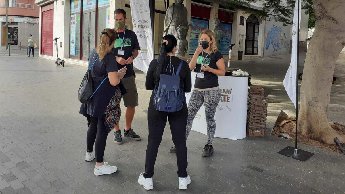 Puesto de información a pie de calle sobre la implantación de la recogida orgánica en Santa Cruz. 