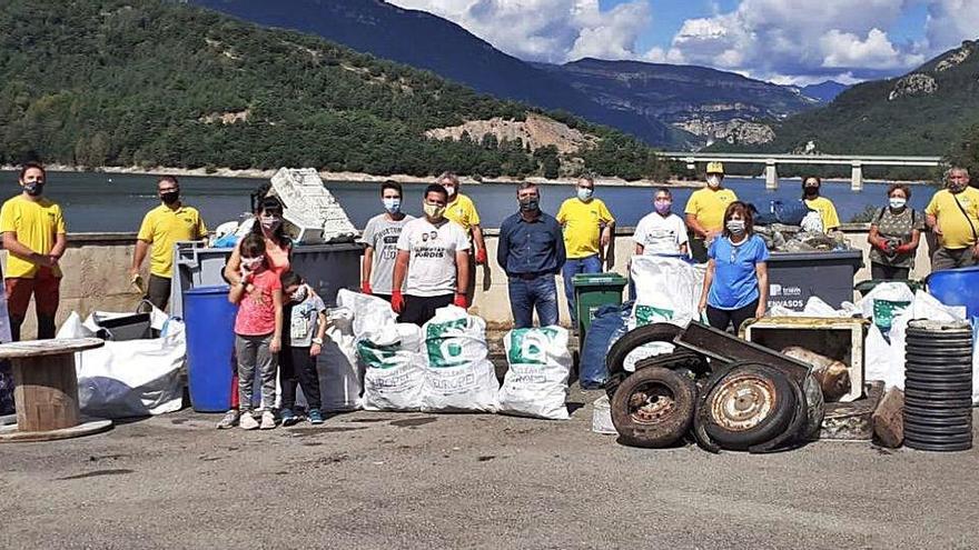 Foto de família realitzada al final de la jornada de neteja amb els voluntaris i els residus recollits