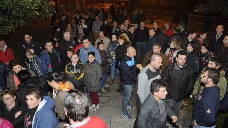 Público a las puertas del consistorio de Vilanova durante el pleno en el que se rechazó la ley. // Noé Parga