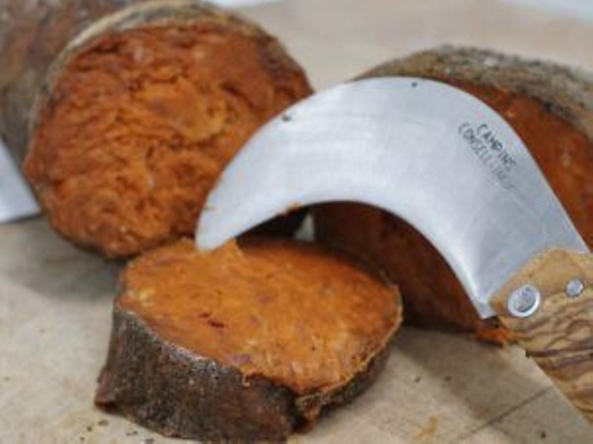 l Eine weitere mallorquinische Spezialität: Camaiot.
l Die Theke mit den Wurstwaren.   | F.: C. SERENO
