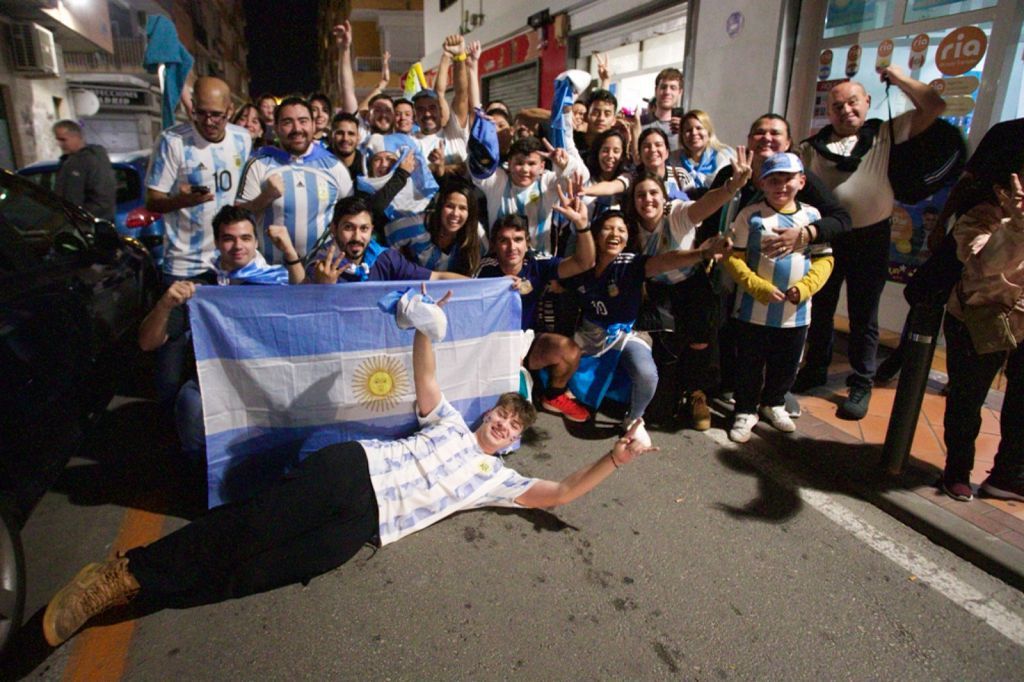 Aficionados argentinos en Murcia: partido, penaltis y celebración