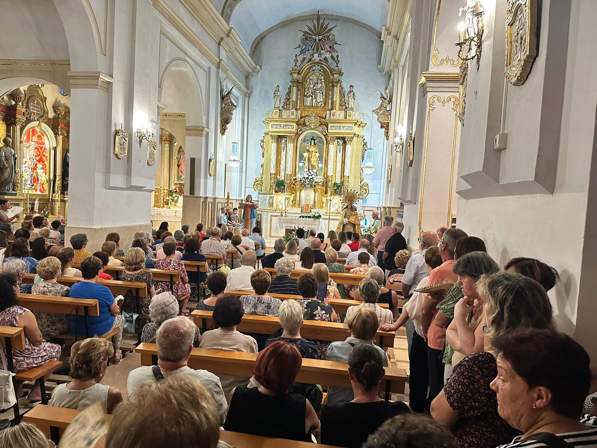 La Iglesia de de El Campello se queda pequeña para despedir al párroco Luis Cerdá por su jubilación