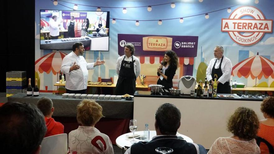 Los cocineros preparan sus platos para la degustación.