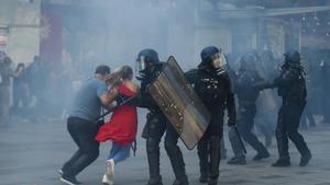 Manifestantes huyen del gas lacrimógeno, en la manifestación de los ’chalecos amarillos’ en París.