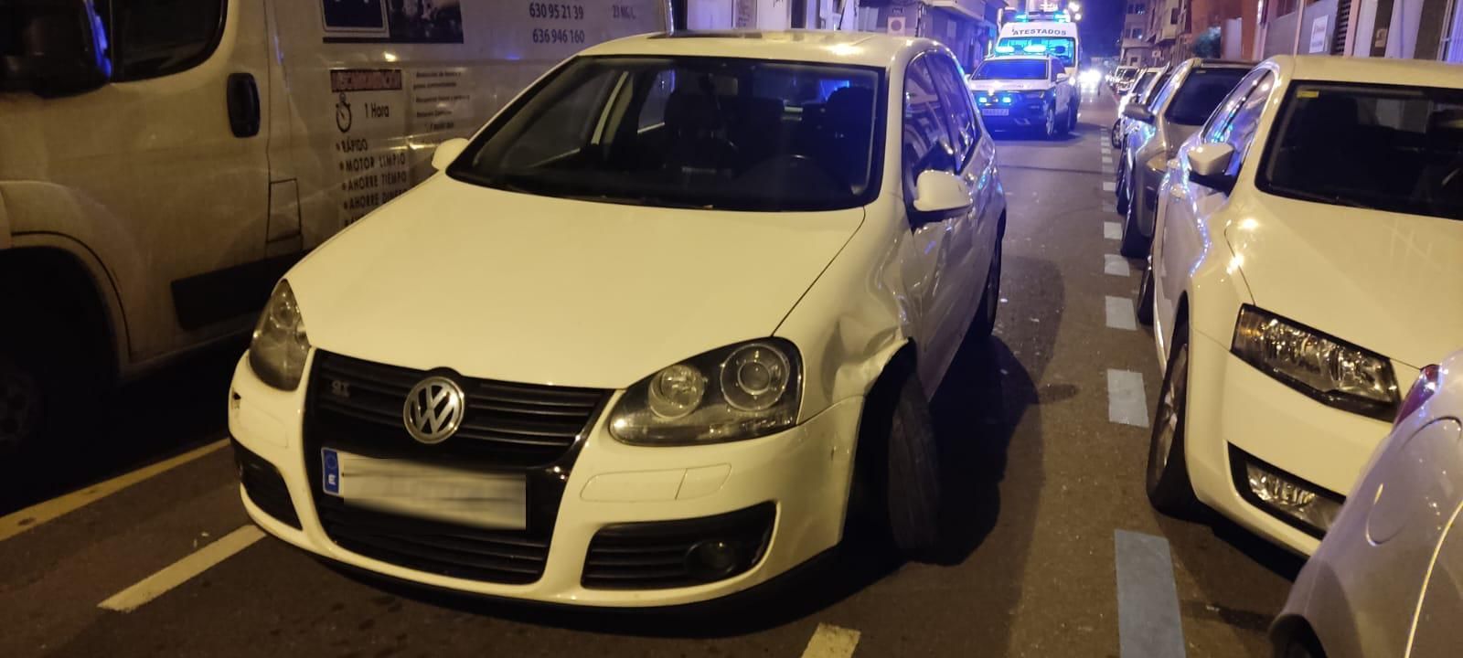 Una pareja para un coche que colisionó contra varios vehículos en Arenales