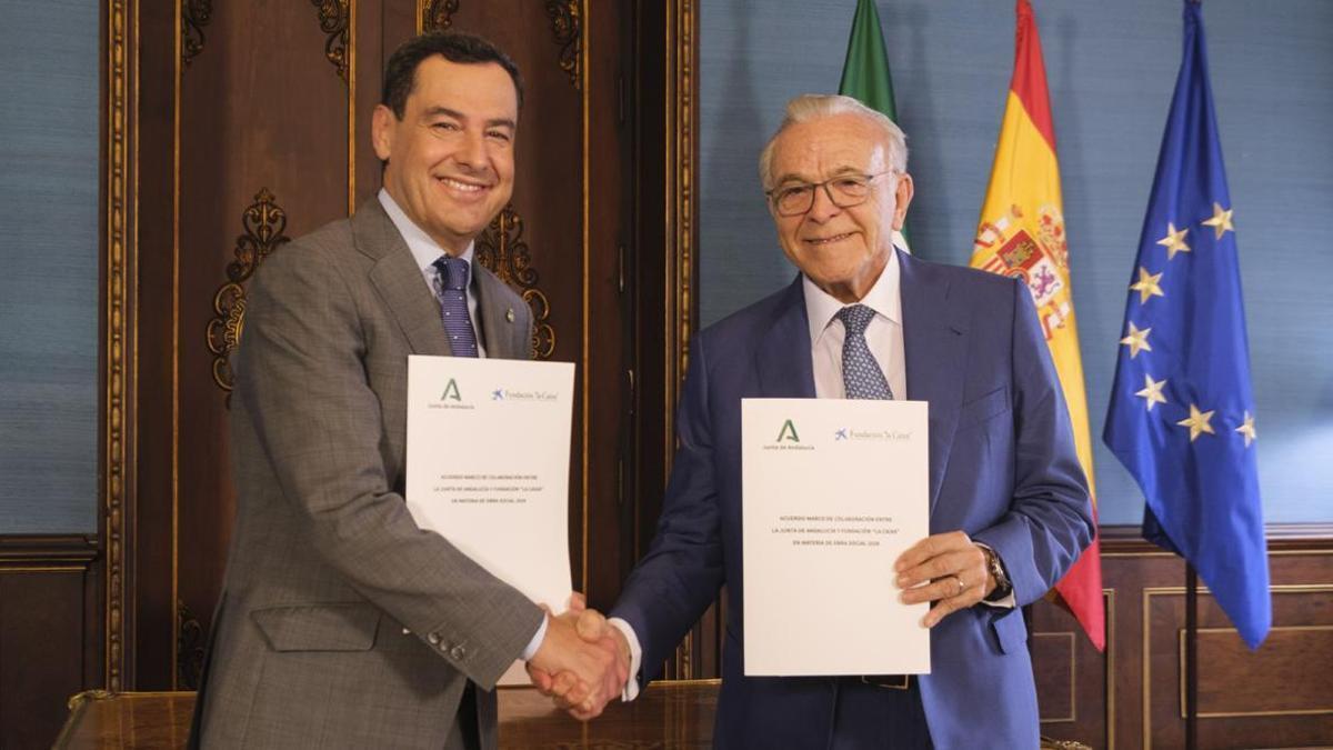 El presidente de la Junta de Andalucía, Juan Manuel Moreno, y el presidente de la Fundación ”la Caixa”, Isidro Fainé firmaron el acuerdo.