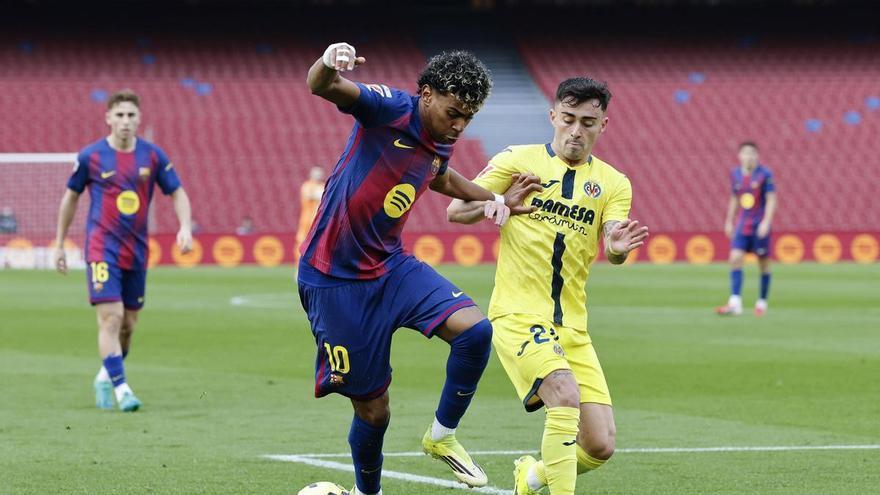 Luis de la Fuente contempla a Alberto Moleiro ante la crisis de bajas en la Selección