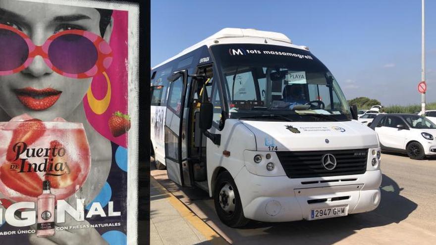 Autobús de Massamagrell en su llegada a la playa de la localidad. | SARA COBOS