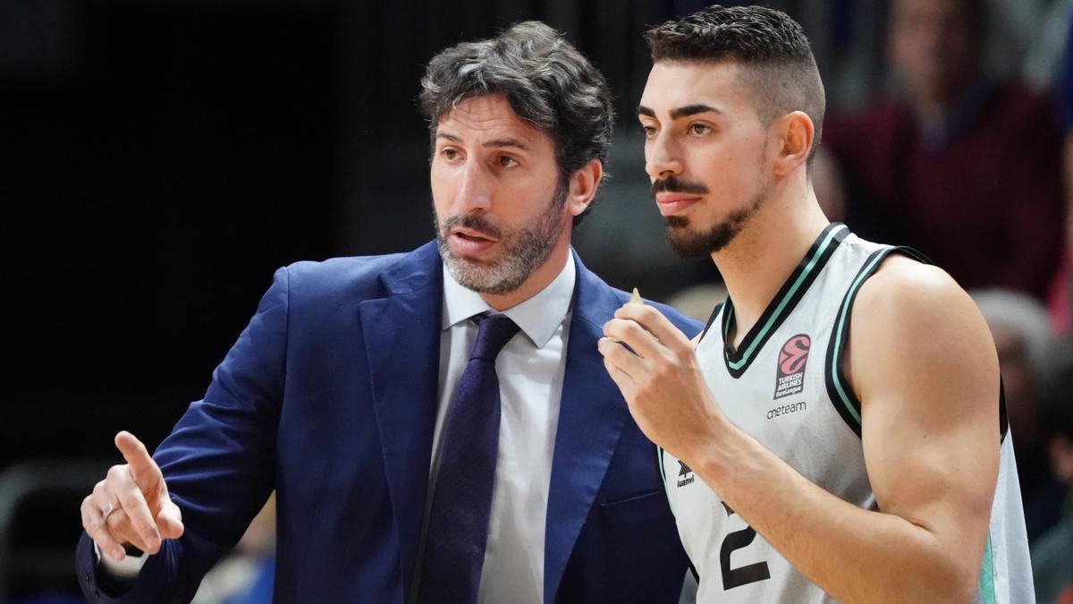 Álex Mumbrú habla con Josep Puerto en el partido del jueves ante el ALBA Berlín