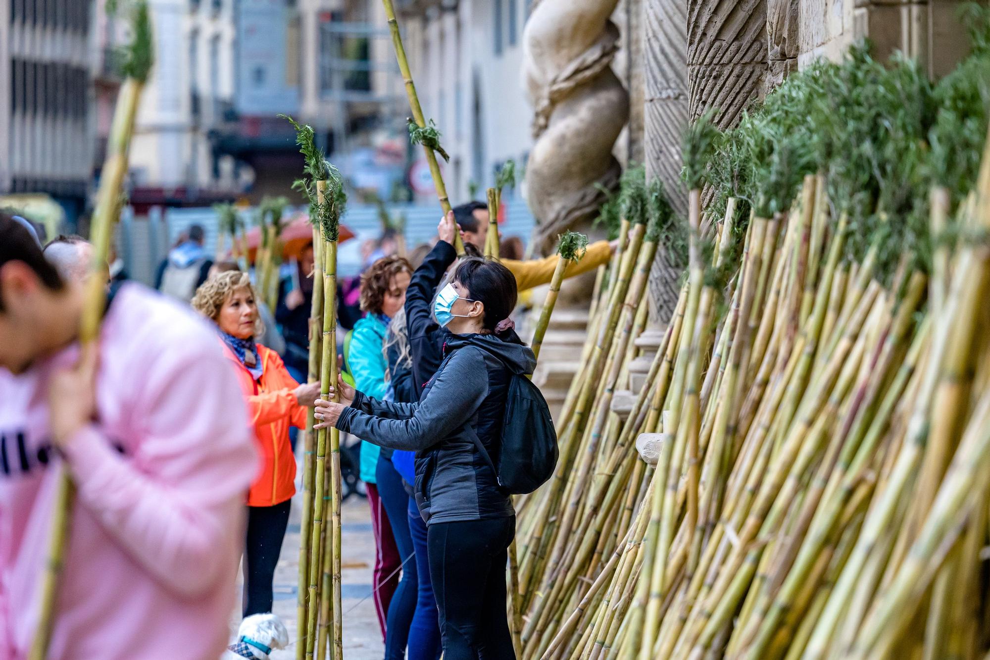 La Policía Local ha estimado una asistencia de cerca de cien mil peregrinos que han acudido a la Santa Faz. Un tercio de los 300.000, que siempre según el Ayuntamiento, hicieron la Santa Faz en 2019, la última edición antes de la pandemia.