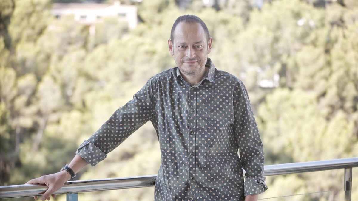 El doctor Joaquín Dueñas, pediatra en Son Espases, posa en su domicilio para esta entrevista.