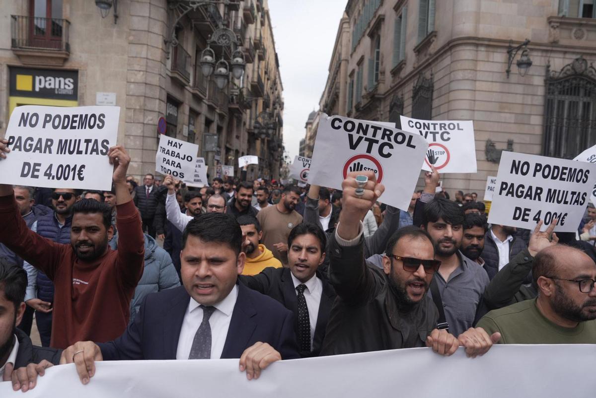 Marcha lenta de VTC por la ley regulatoria del sector Marcha lenta de VTC por la ley regulatoria del sector