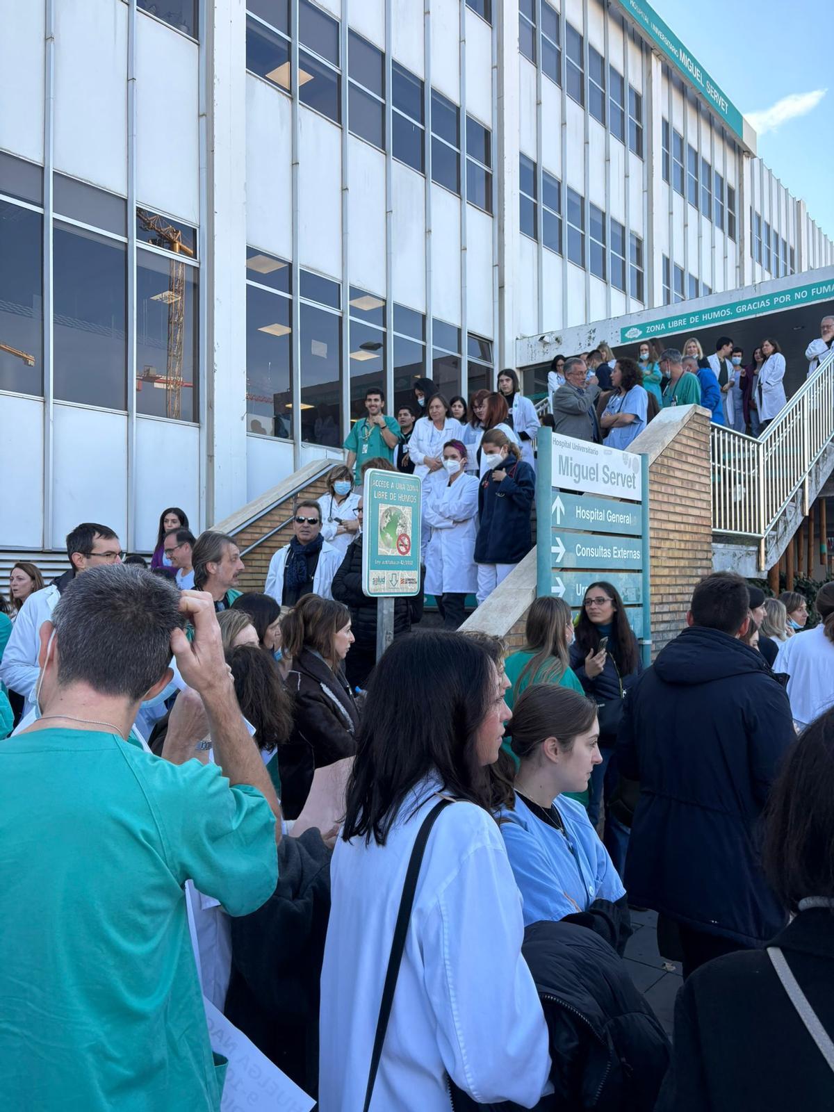 Concentración de los profesionales sanitarios a las puertas del Miguel Servet en la primera jornada de huelga, este martes.
