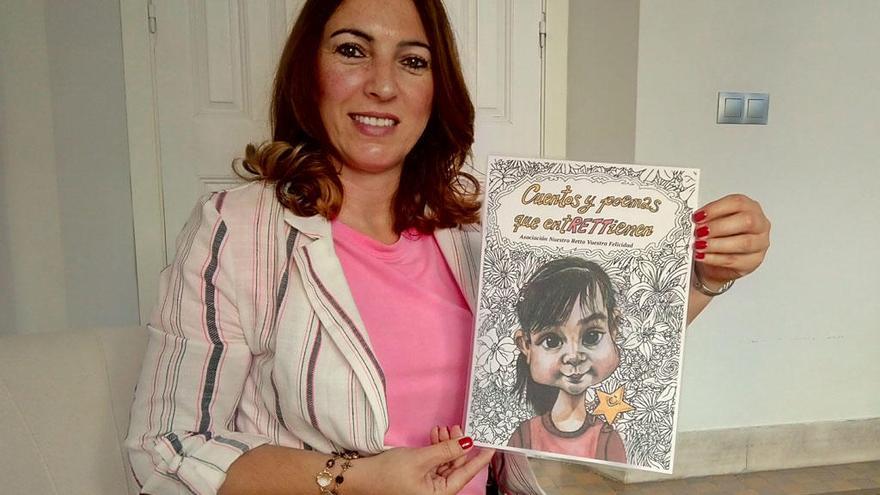 Rocío Calderón, con la portada del libro, dibujada por Ángel Idígoras, la semana pasada en La Opinión.