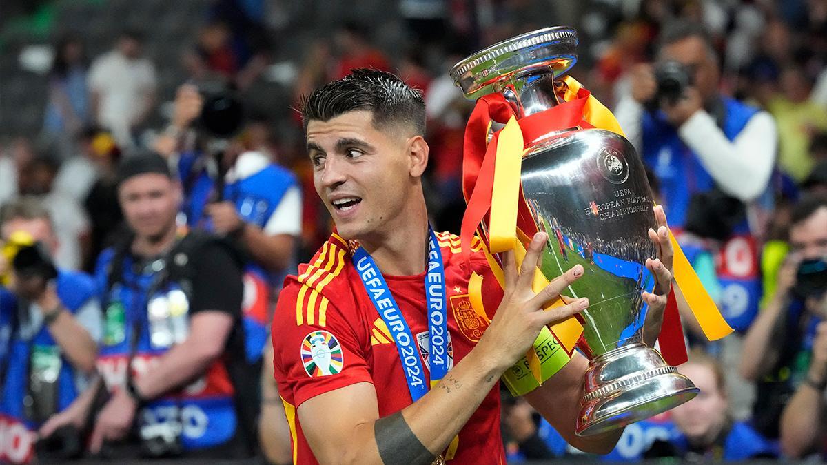 Morata, con la copa como campeón de la Eurocopa
